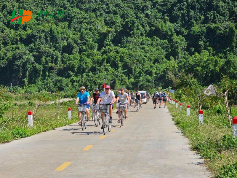 Đạp xe khám phá làng Việt Hải