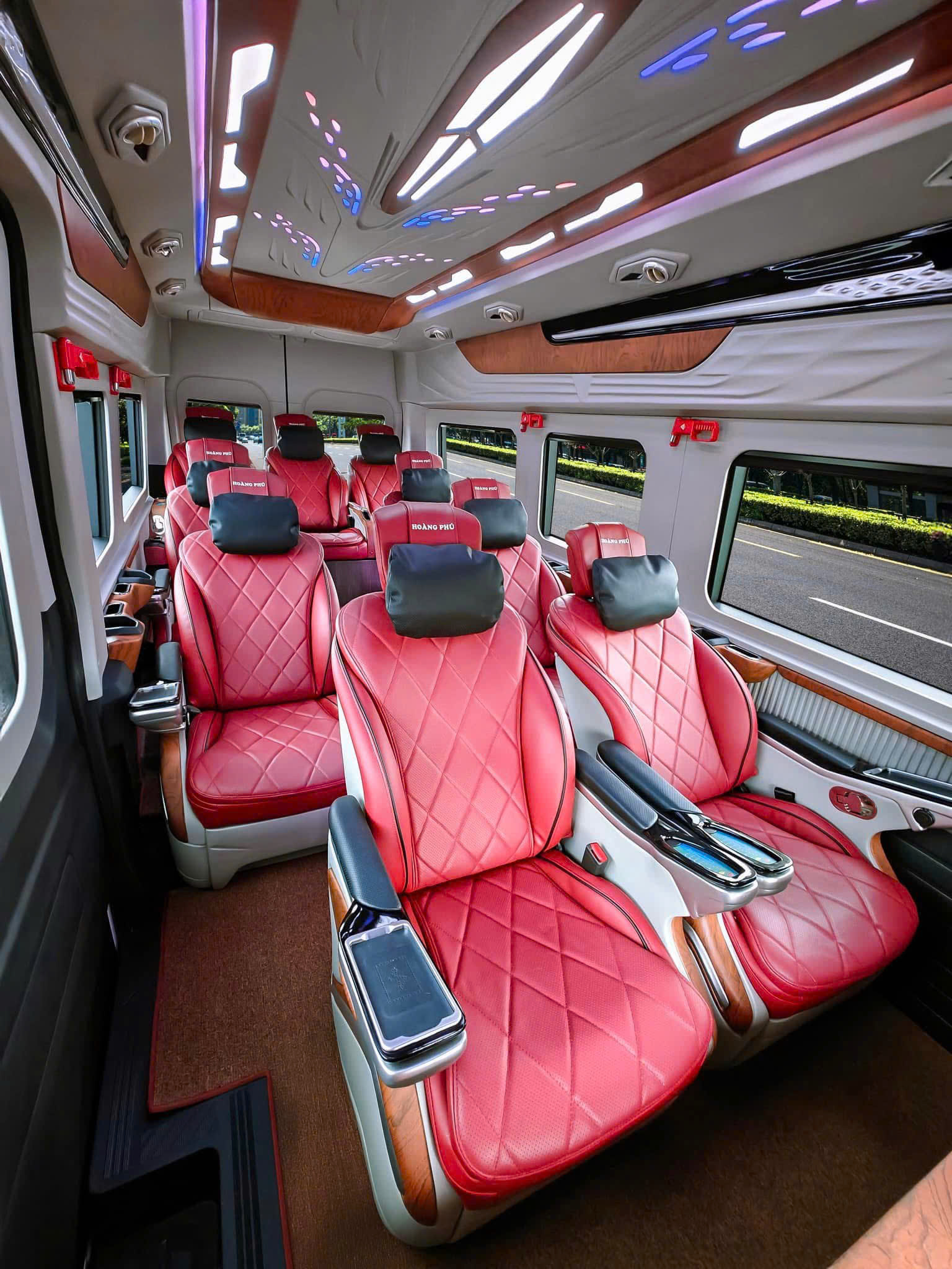 hinh anh noi that xe limousine Hoang Phu