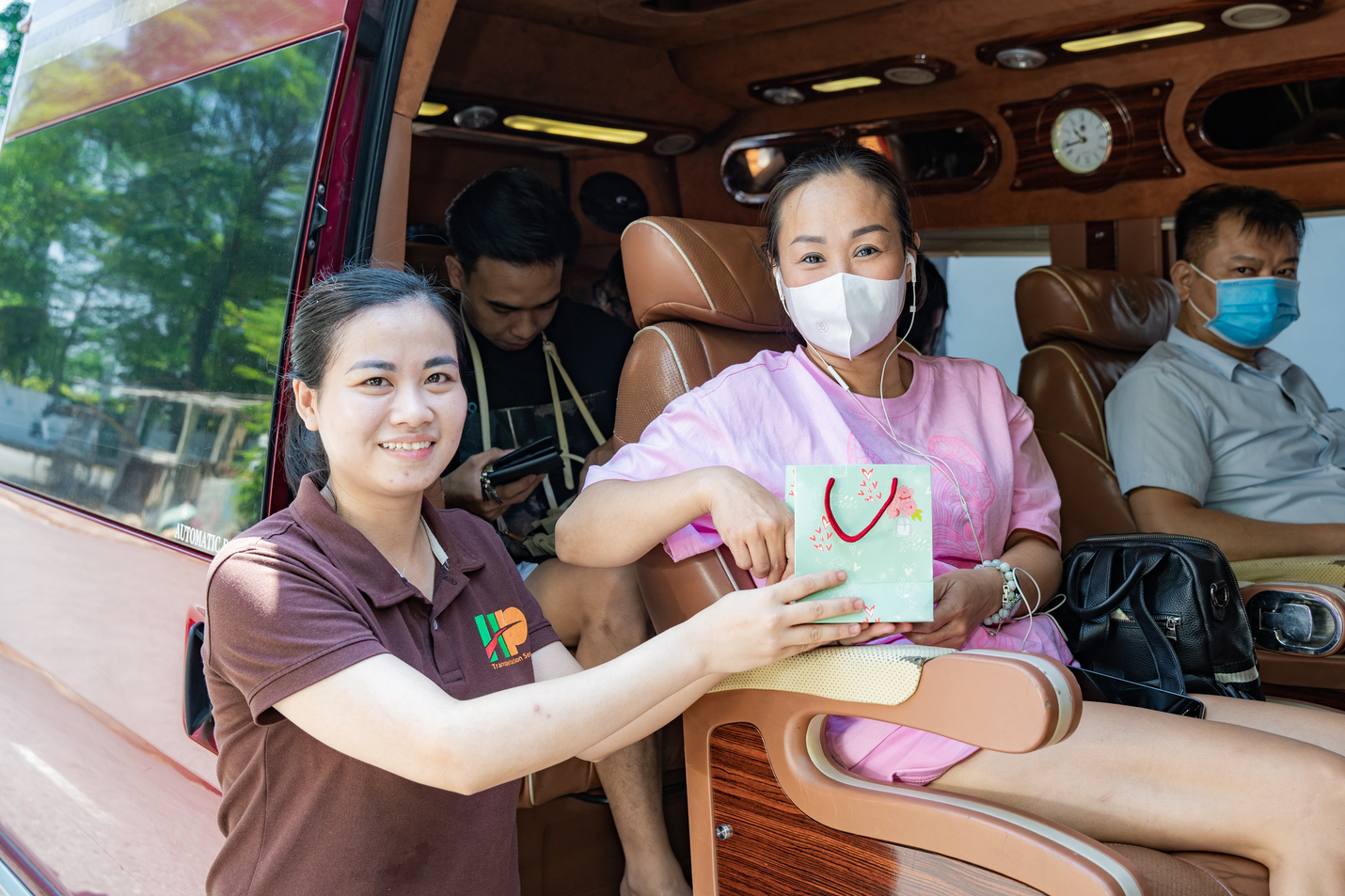 Hoàng Phú Limousine tặng quà tri ân hành khách nhân dịp Tết Trung Thu 2022 • Hoàng Phú Limousine - Chuyên tuyến Hà Nội - Quảng Ninh - Sapa - Lạng Sơn