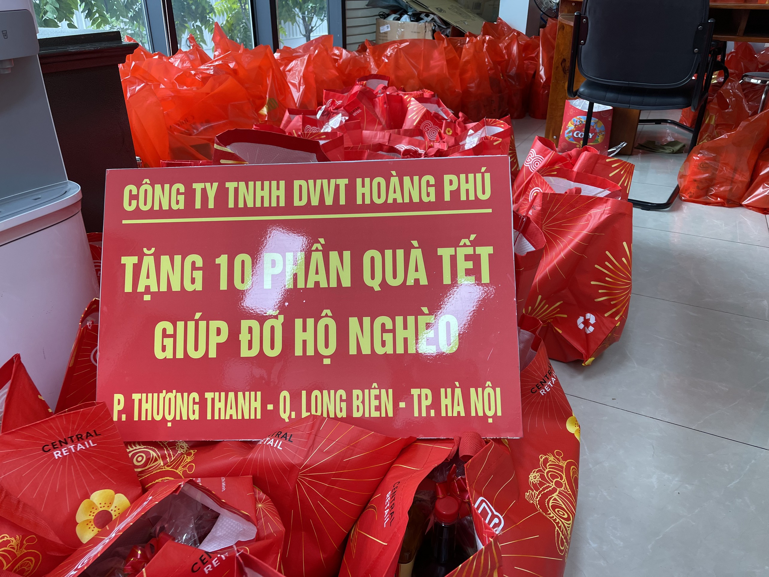 Xe Hoàng Phú: Tặng quà tết cho hộ nghèo tại địa phương • Hoàng Phú Limousine - Chuyên tuyến Hà Nội - Quảng Ninh - Sapa - Lạng Sơn