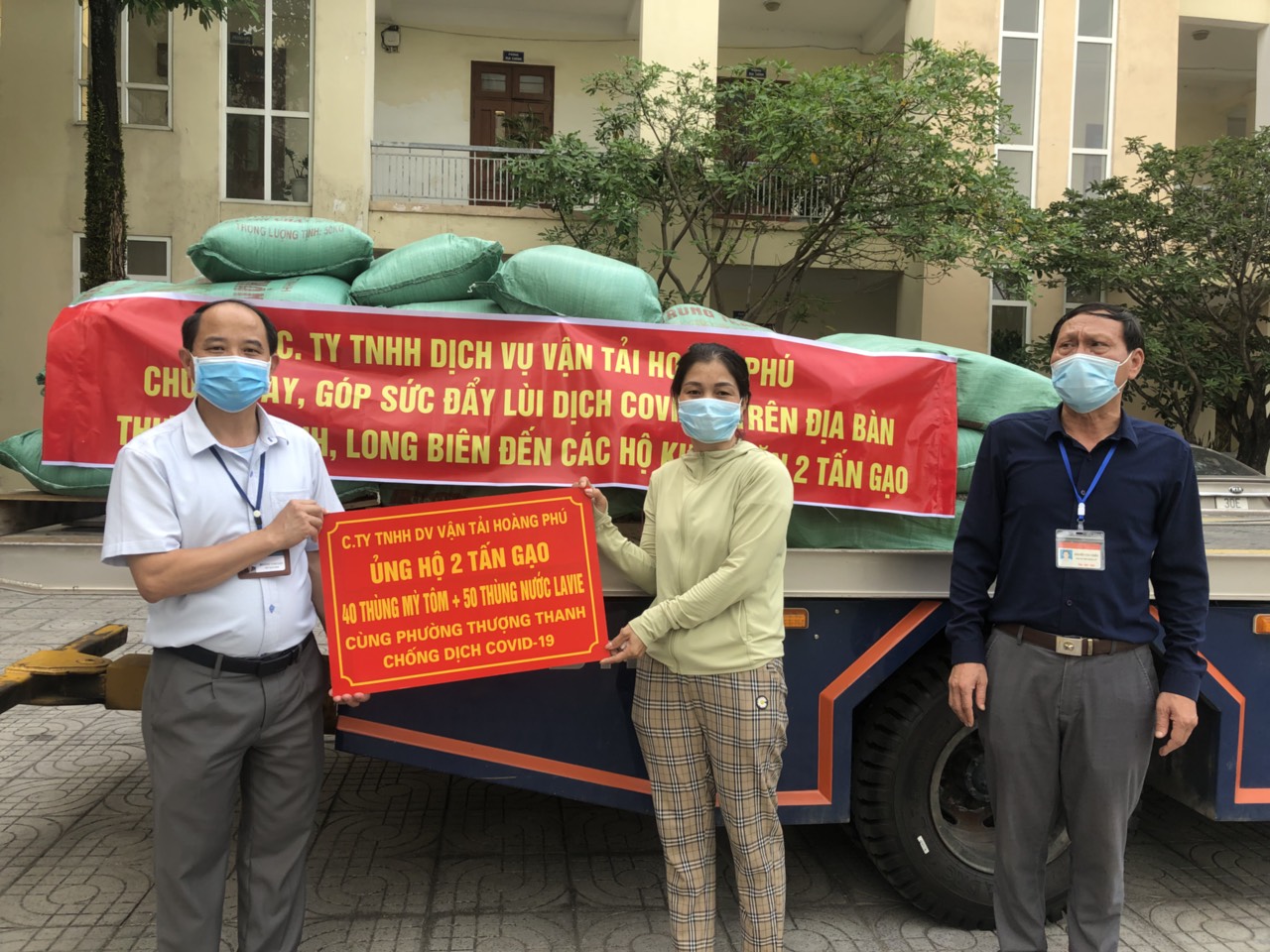Ủng hộ gia đình khó khăn do Covid tại phường Thượng Thanh, Long Biên, Hà Nội • Hoàng Phú Limousine - Chuyên tuyến Hà Nội - Quảng Ninh - Sapa - Lạng Sơn